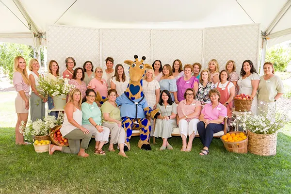 large group photo with giraffe