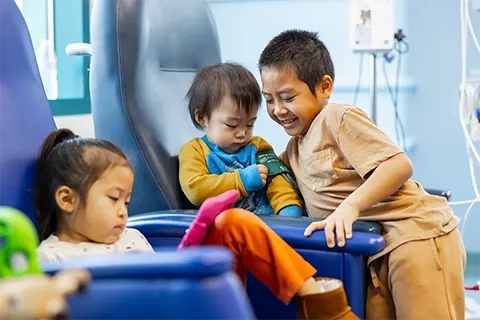 kids in chairs